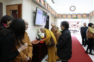 大家於學校地下大堂互相祝賀，場面熱鬧