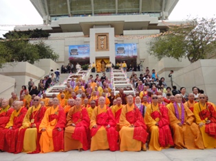 法師們於佛寺前大合照 法師們於佛寺前大合照