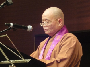 紹根長老於台上發言 紹根長老於台上發言