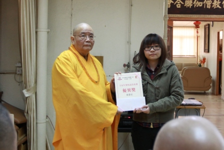 紹根長老頒獎予得獎同學 紹根長老頒獎予得獎同學