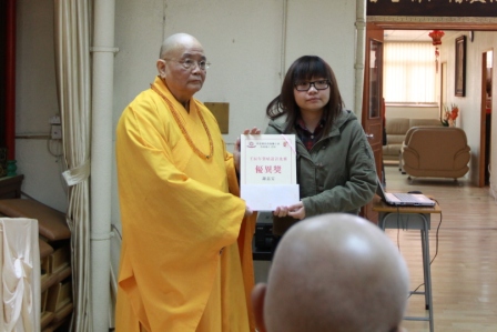 紹根長老頒獎予得獎同學 紹根長老頒獎予得獎同學
