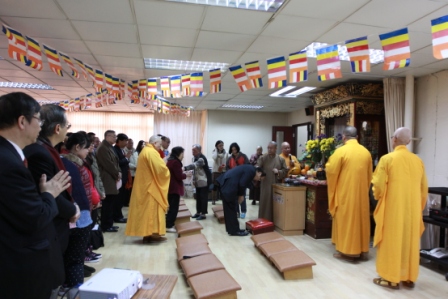 法師及教學行政人員向佛像行禮 法師及教學行政人員向佛像行禮