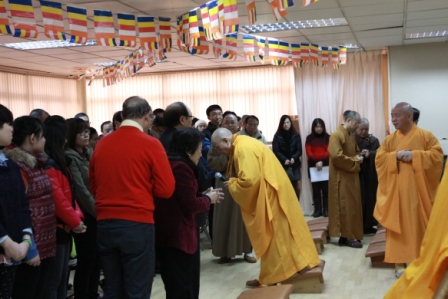 法師與老師們互相祝賀,場面熱鬧 法師與老師們互相祝賀,場面熱鬧
