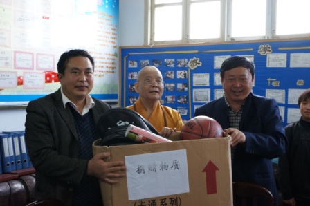 捐贈體育用品與山區學生